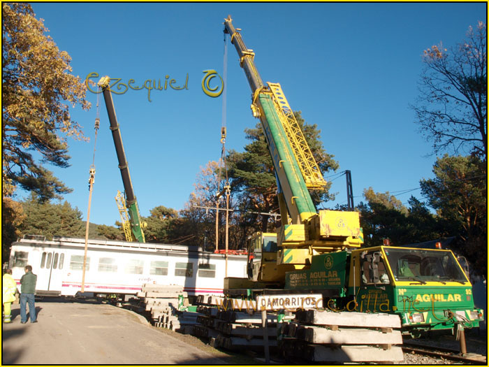 CERCEDILLA transporte de un  tranvia por las calles del pueblo 03