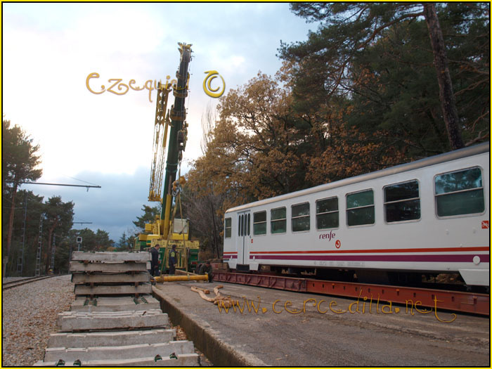 CERCEDILLA transporte de un  tranvia por las calles del pueblo 06