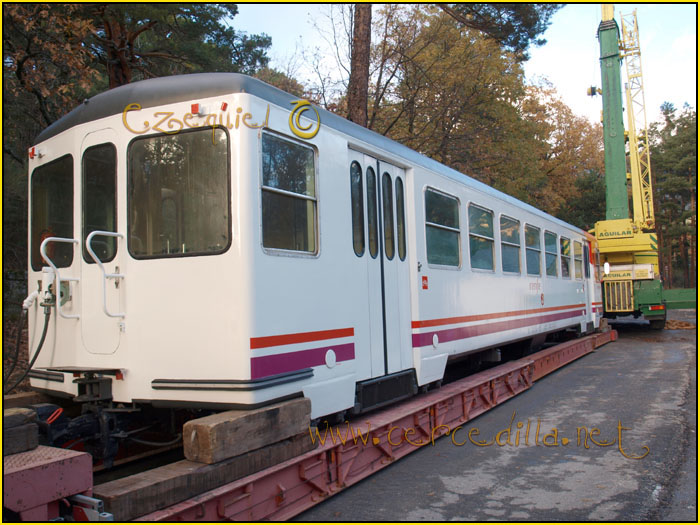 CERCEDILLA transporte de un  tranvia por las calles del pueblo 08