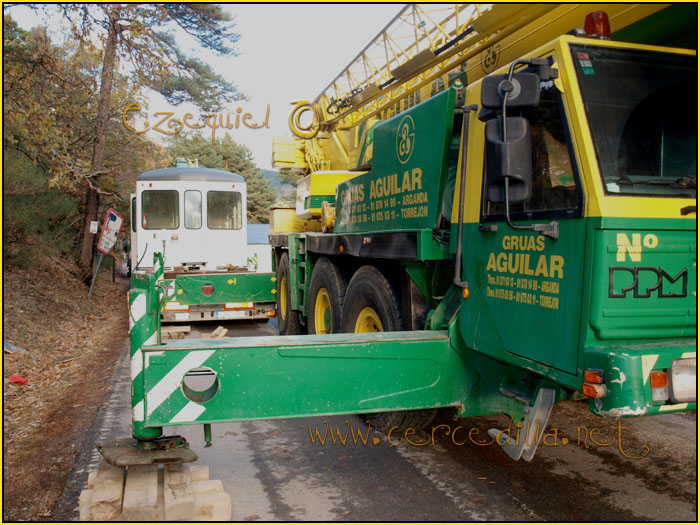 CERCEDILLA transporte de un  tranvia por las calles del pueblo 09