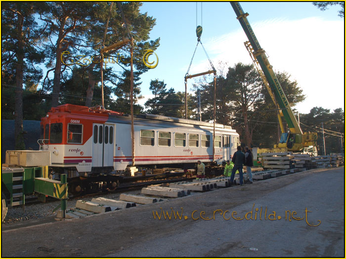 CERCEDILLA transporte de un  tranvia por las calles del pueblo 10