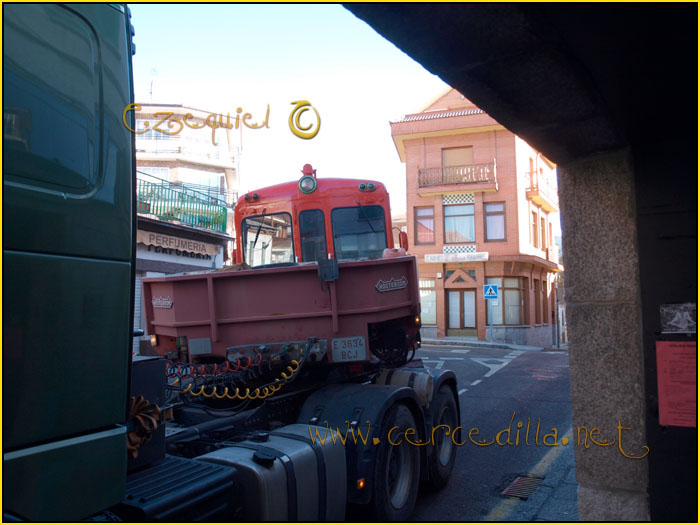 CERCEDILLA transporte de un  tranvia por las calles del pueblo 12