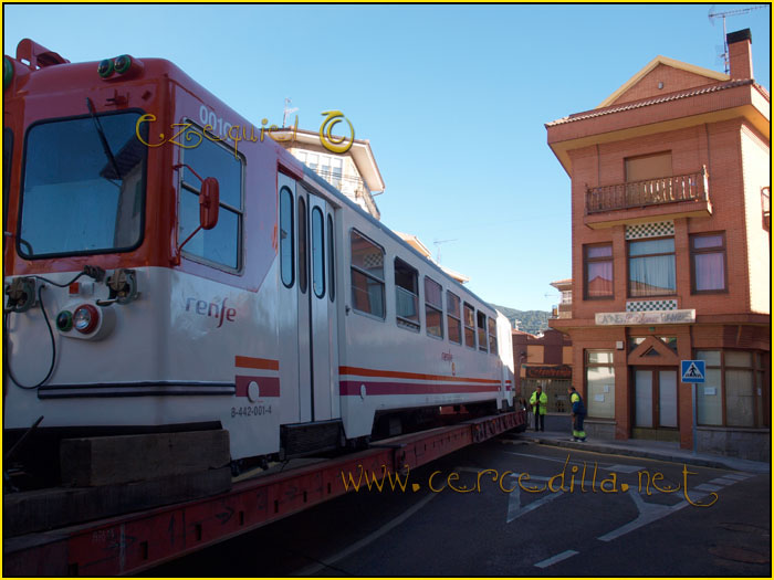 CERCEDILLA transporte de un  tranvia por las calles del pueblo 14
