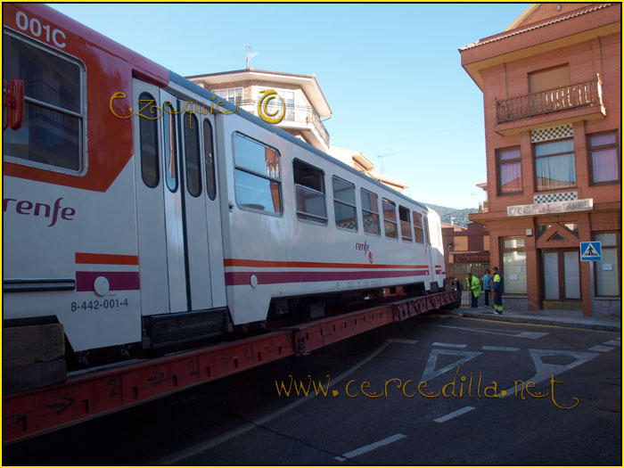 CERCEDILLA transporte de un  tranvia por las calles del pueblo 15