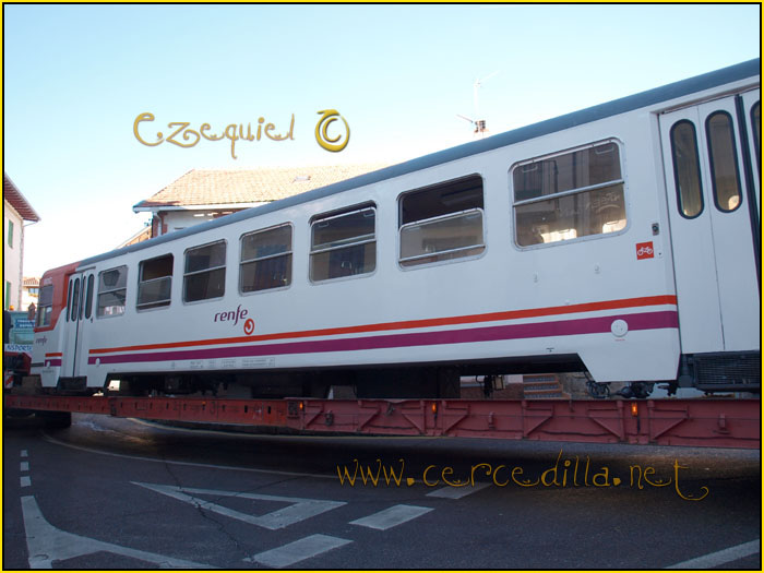 CERCEDILLA transporte de un  tranvia por las calles del pueblo 16