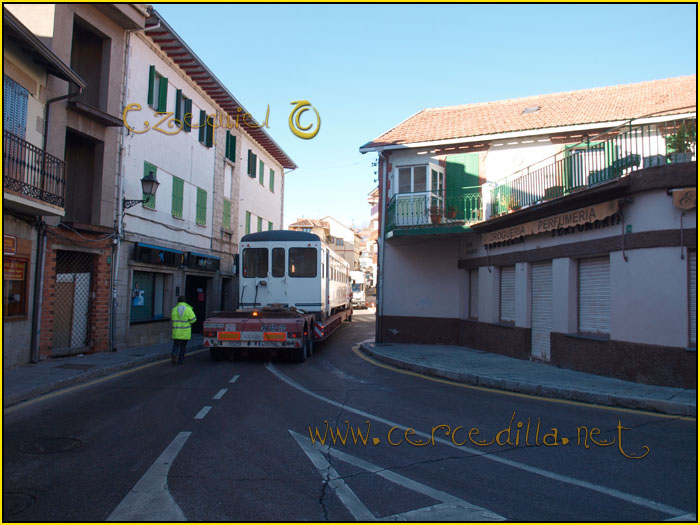 CERCEDILLA transporte de un  tranvia por las calles del pueblo 19