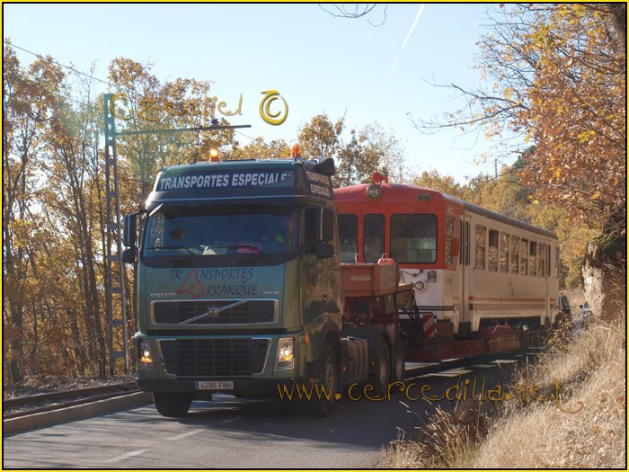 CERCEDILLA transporte de un  tranvia por las calles del pueblo 24