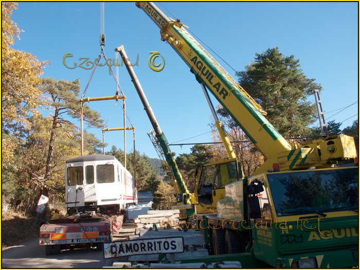 CERCEDILLA transporte de un  tranvia por las calles del pueblo 27