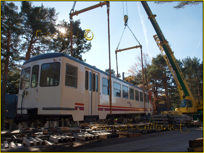 CERCEDILLA transporte de un  tranvia por las calles del pueblo 28