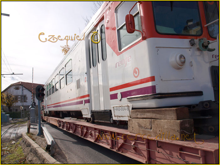 CERCEDILLA transporte de un  tranvia por las calles del pueblo 31