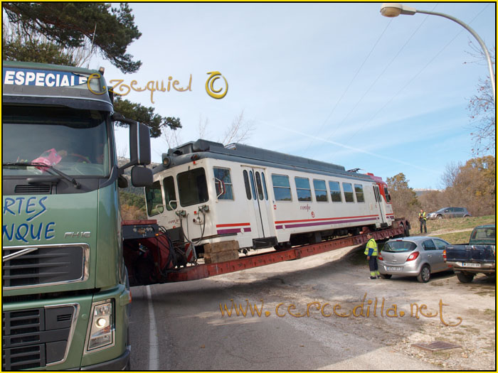 CERCEDILLA transporte de un  tranvia por las calles del pueblo 36