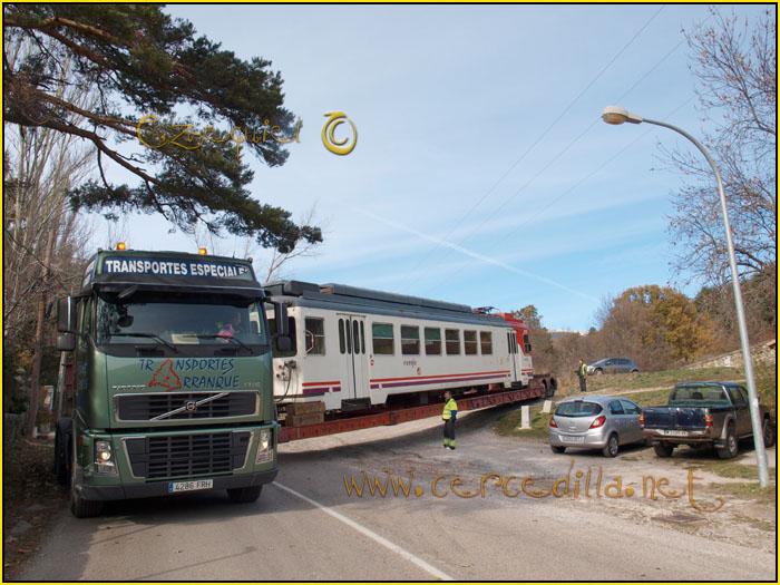 CERCEDILLA transporte de un  tranvia por las calles del pueblo 38