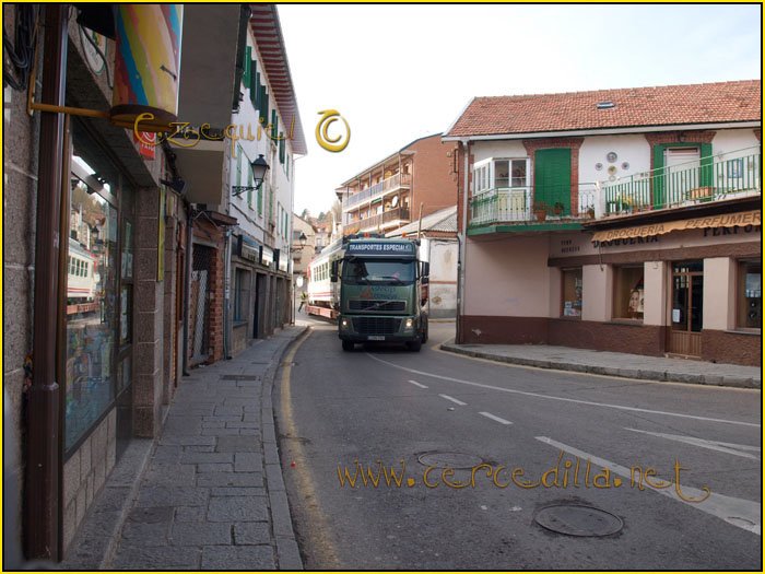 CERCEDILLA transporte de un  tranvia por las calles del pueblo 40
