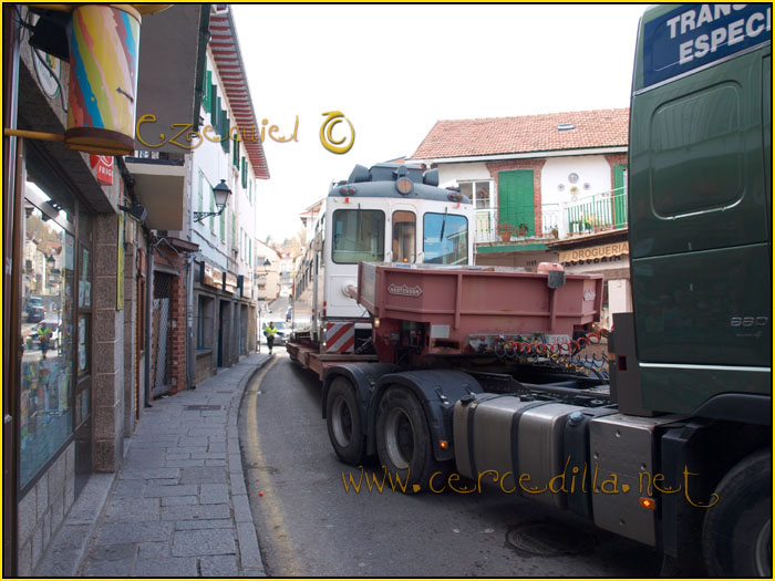 CERCEDILLA transporte de un  tranvia por las calles del pueblo 41