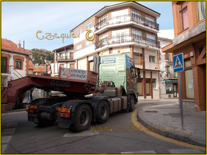 CERCEDILLA transporte de un  tranvia por las calles del pueblo 42