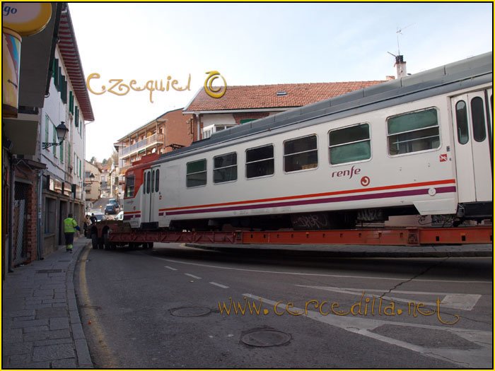 CERCEDILLA transporte de un  tranvia por las calles del pueblo 43