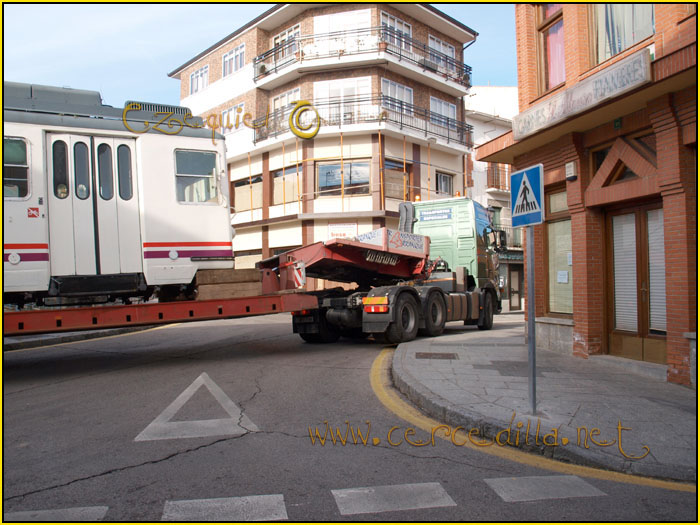 CERCEDILLA transporte de un  tranvia por las calles del pueblo 44