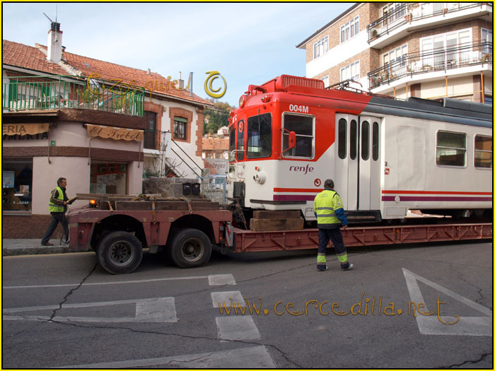 CERCEDILLA transporte de un  tranvia por las calles del pueblo 46