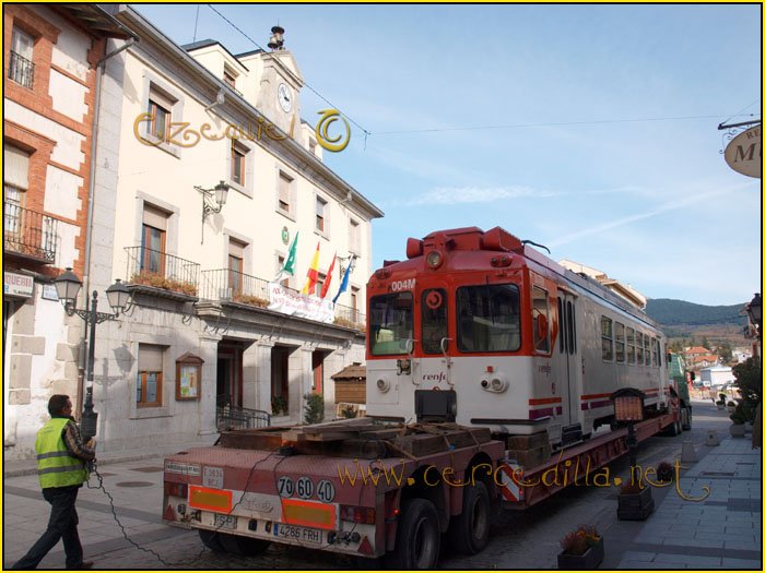 CERCEDILLA transporte de un  tranvia por las calles del pueblo 49